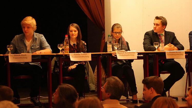 Rede und Antwort standen bei der Hauptversammlung (von links) Finanzchef Marek Hoch, Produktionsleiterin Amelie Postler sowie Hanna Kundmüller (Marketing), Denis Kovac (Verwaltungschef) und Paul Eichhorn (Pressesprecher).