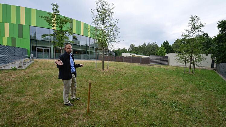 Bäderchef Christoph Jeromin zeigt die Erweiterungsfläche. Foto: Ronald Rinklef