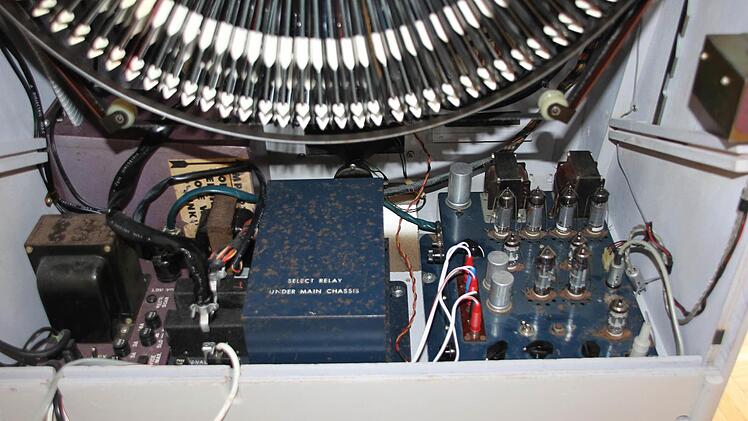 Blick ins Innere einer Musikbox mit Plattenfächer und den Verstärkerröhren, die 200 Grad heiß werden können.  Foto: Friedwald Schedel