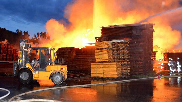 Kampf gegen meterhohe Flammen. Foto: Peter Rauch