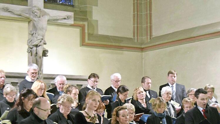 Hervorragende Solisten bereicherten das Konzert (vordere Reihe, von links): Reiner Geißdörfer, Diana Schmid, Silke Herold-Mändl, Tobias B. Freund. Foto: Andreas Welz