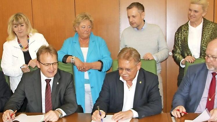 Sie sind überzeugt, dass der neue Kooperationsvertrag für den Schulverbund "Mittelschule Kronach-Küps" die beiden Schulstandorte Kronach und Küps stärkt - hier die Bürgermeister Gerhard Wunder, Bernd Rebhan, Wolfgang Beiergrößlein und Egon Herrmann. Stehend: die Schulleiterinnen von Küps und Kronach, Silvia Krüger und Anita Dauer, Jörg Schnappauf von der Verwaltung und Bürgermeisterin Susanne Grebner Foto: Veronika Schadeck