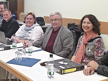 Andreas Kleinhenz, Peter Persin, Clemens Vykydal, Heidi Voellner, Georg Römer, Sandra Ebersberger und Landrat Alexander Tritthart (v. l.) bei der Arbeitstagung Foto: privat