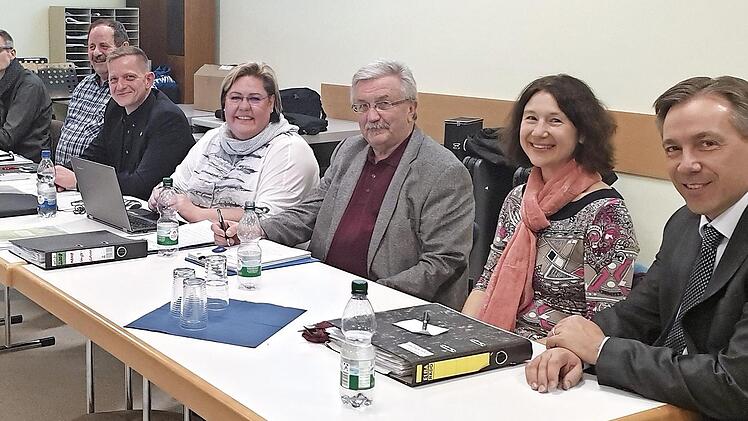 Andreas Kleinhenz, Peter Persin, Clemens Vykydal, Heidi Voellner, Georg Römer, Sandra Ebersberger und Landrat Alexander Tritthart (v. l.) bei der Arbeitstagung Foto: privat