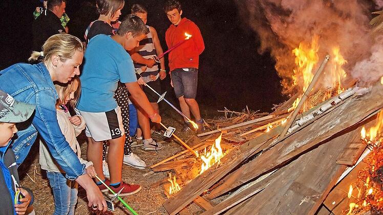 Ein besonderes Erlebnis war es immer für Kinder, wenn sie unter Aufsicht der Erwachsenen das Sonnwendfeuer entzündeten. Foto: Klaus Gagel