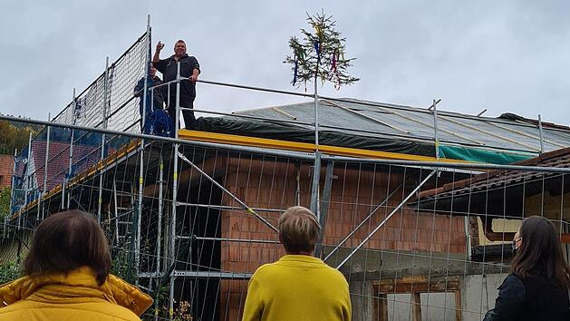 Der Zimmermann Wolfgang Mauer st&ouml;&szlig;t auf die Bauherren an und zerschl&auml;gt dann das Glas. Foto: Carmen Schwind
