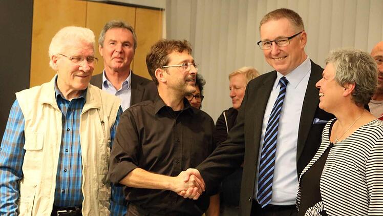 Udo Döhler nimmt bei seinem letzten Wahlsieg im September 2017 die Glückwünsche von seinem Gegenkandidaten Gerold Gebhard entgegen. Links: Döhlers Amtsvorgänger Hans Lotter