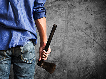 In einer Obdachlosenunterkunft in Bamberg sind zwei Männer auf einen 42-Jährigen losgegangen. Axt, Axt-Attacke