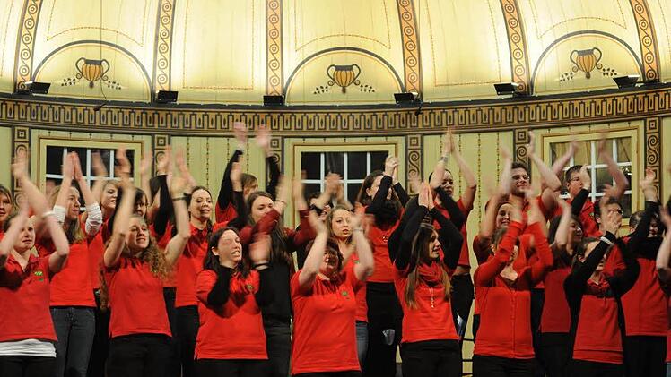 Mitunter heftig bewegt: Der HeartChor aus Sulzthal sang ausgesprochen mitreißend. Fotos: Christian Dijkstal