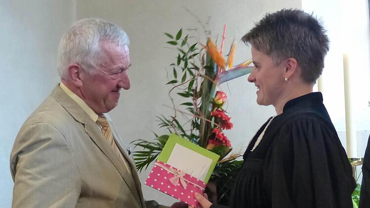 Ein herzliches Vergelt's Gott für Pfarrerin Claudia Winterstein aus Hellingen. Sie hatte während der Vakanz die Vertretung übernommen. Wolfgang Ruder (links) und Gerhard Winkler (nicht im Bild) als Vertrauensleute des Kirchenvorstands bedankten sich herzlich und übergaben ein Blumenpräsent.