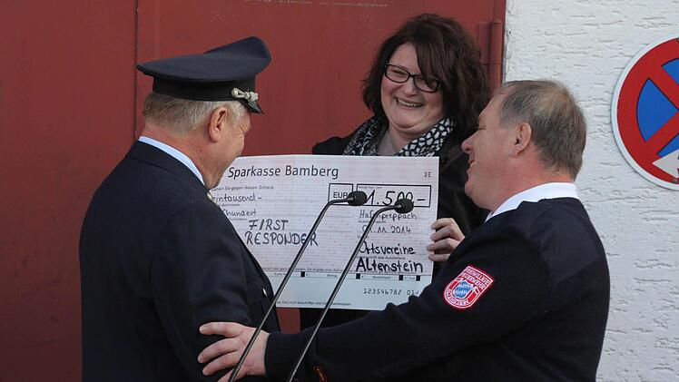 1500 Euro von den Ortsvereinen Altenstein für das neue Einsatzfahrzeug konnte Kommandant Wolfgang Harnauer (links) freudestrahlend von Uwe Hein und Melanie Gräbner (von rechts) entgegennehmen. Foto: Helmut Will