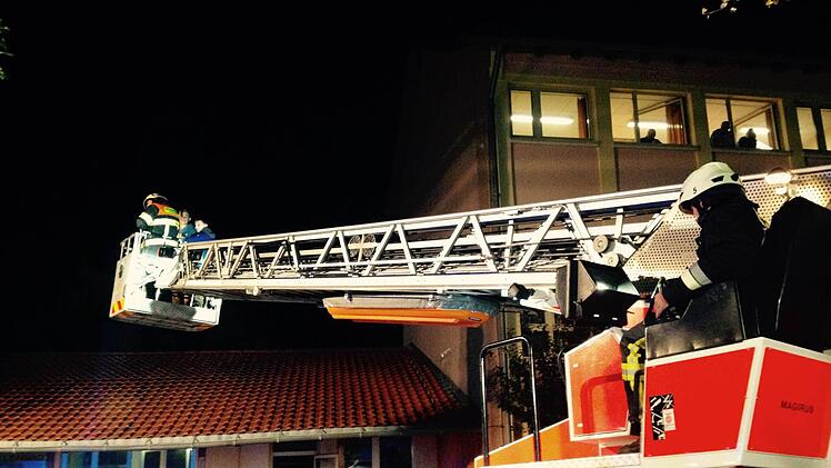 Im derzeit leer stehenden Grundschulgebäude übten die Feuerwehren aus dem oberen Sinngrund.  Foto: Sebastian Schmitt-Matthea