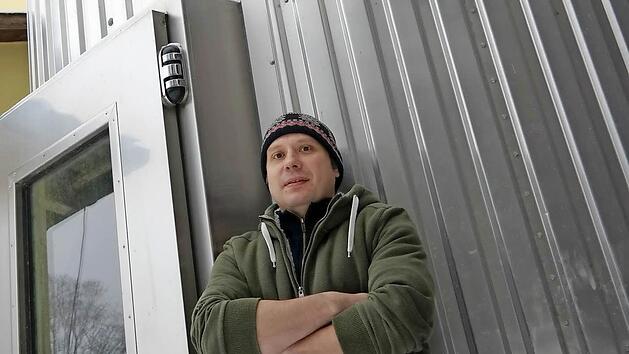 Braumeister Andreas Trunk steht vor einem Lagertank. Drei weitere folgen am Mittwoch.  Foto: Sarah Stieranka