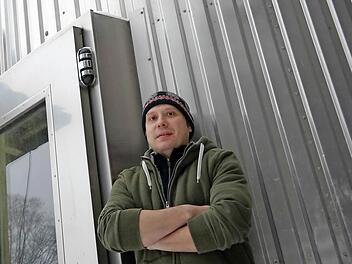 Braumeister Andreas Trunk steht vor einem Lagertank. Drei weitere folgen am Mittwoch.  Foto: Sarah Stieranka