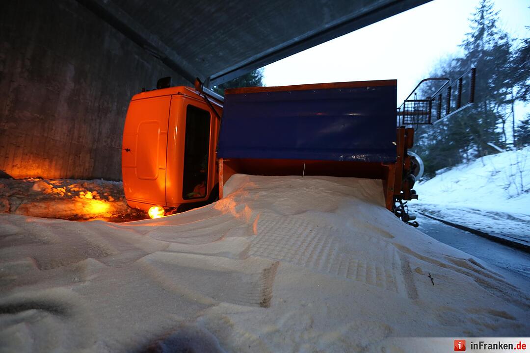 Eis im Kreis Hof: Zwei Streufahrzeuge haben Unfall