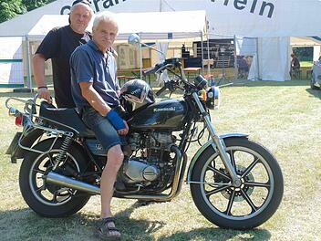 Herbert Beck, auf seiner 440er Kawasaki sitzend, lädt zusammen mit Ronald Katzenberger zum Biker-Gottesdienst samt Segen am Sonntag ein.  Foto: Gerd Schaar