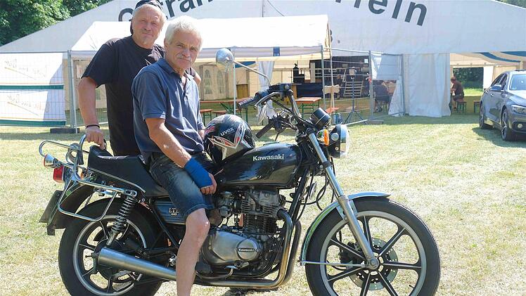 Herbert Beck, auf seiner 440er Kawasaki sitzend, lädt zusammen mit Ronald Katzenberger zum Biker-Gottesdienst samt Segen am Sonntag ein.  Foto: Gerd Schaar