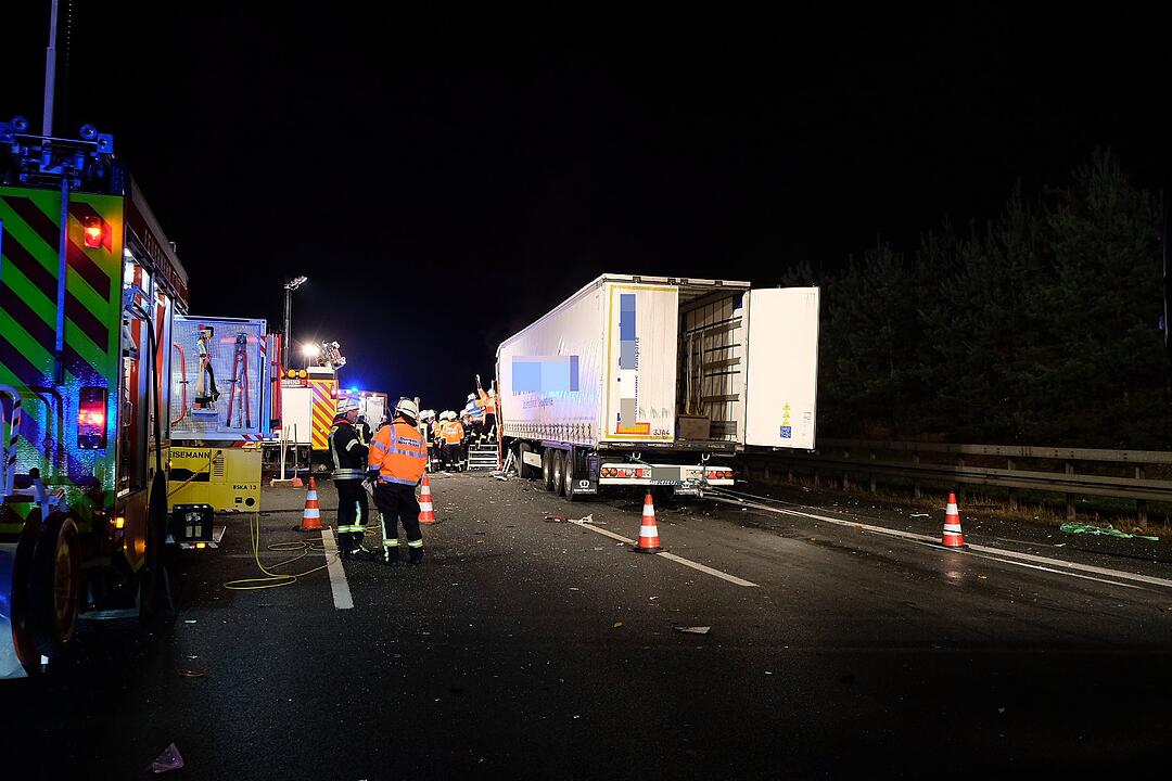 Schwerer Lkw-Unfall auf der A9 bei Nürnberg-Feucht: Fahrer eingeklemmt und lebensgefährlich verletzt
