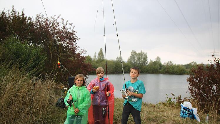 Das Regenwetter macht Konstantin, Marie und Noah (von links) nichts aus.Foto: Stefanie Gleixner