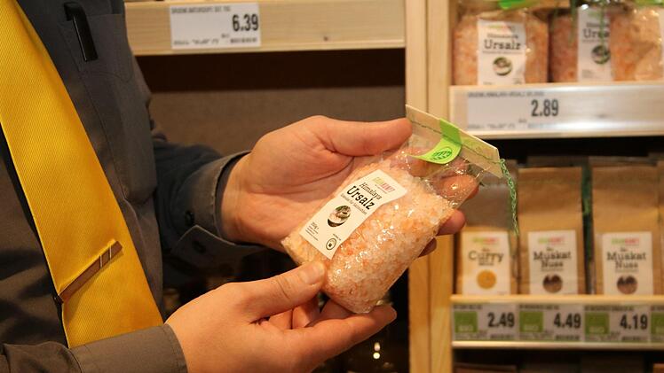 Das Sortiment beinhaltet neben Salz auch Nüssen, Reis oder Seife. Mirjam Stumpf