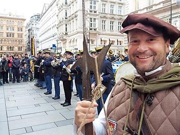 Kronachs Türmer Thomas Baier mit den "Hoch- und Deutschmeistern" in der Kärntnerstraße Foto: privat