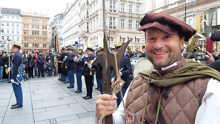 Kronachs Türmer Thomas Baier mit den "Hoch- und Deutschmeistern" in der Kärntnerstraße Foto: privat