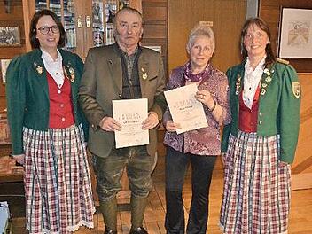 Bei der Muggendorfer Schützenehrung: Günther Lehneis und Helga Wunder mit Inge Wunder (l.) und Marion Scheuring Foto: Paul Pöhlmann