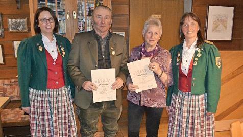 Bei der Muggendorfer Schützenehrung: Günther Lehneis und Helga Wunder mit Inge Wunder (l.) und Marion Scheuring Foto: Paul Pöhlmann