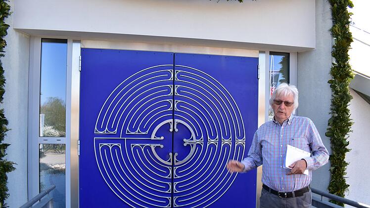 Wilfried Heese und das Labyrinth Foto: Petra Malbrich