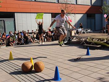 Mathe- und Sportlehrer Sebastian Hardt  musste beim Abi-Streich mit dem Seil springen und einen Hindernisparcour überwinden.Heike Beudert