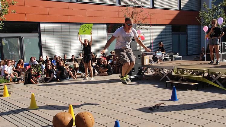 Mathe- und Sportlehrer Sebastian Hardt  musste beim Abi-Streich mit dem Seil springen und einen Hindernisparcour überwinden.Heike Beudert
