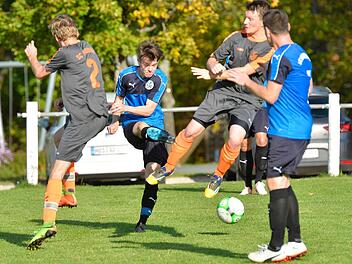 Die Gremsdorfer (in Grau) warfen gegen Herzogenaurach III alles rein, doch es reichte nicht für Punkte. Foto: Picturedreams