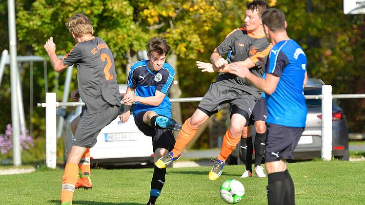 Die Gremsdorfer (in Grau) warfen gegen Herzogenaurach III alles rein, doch es reichte nicht für Punkte. Foto: Picturedreams