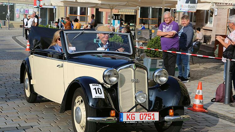 Am Hammelburger Marktplatz starteten die Fahrzeuge, hier ein DKW F7, Baujahr 1938. Foto: Thomas Malz