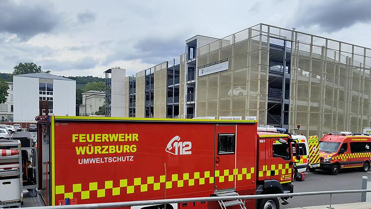 Würzburg: Gefahrstoffaustritt sorgt für Großeinsatz im Klinikum - "Alarmstufe erhöht"