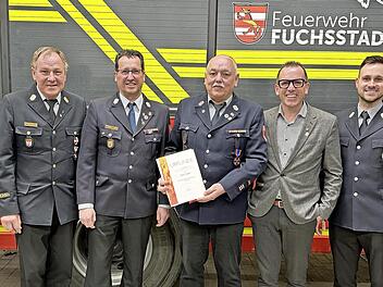 Auszeichnung mit dem deutschen Feuerwehrehrenkreuz in Bronze für (von links) Kreisbrandmeister Klaus Kippes, Kreisbrandrat Benno Metz, Kreisbrandmeister Oliver Lukaschewitsch, den ersten Kommandanten Peter Stöth, Bürgermeister René Gerner, den zwe...