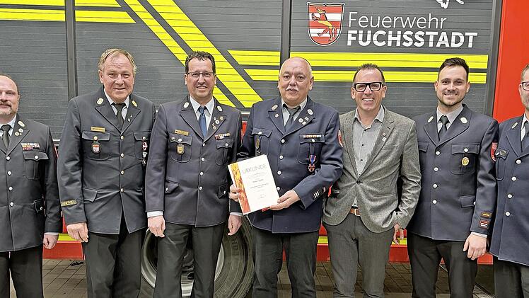 Auszeichnung mit dem deutschen Feuerwehrehrenkreuz in Bronze für (von links) Kreisbrandmeister Klaus Kippes, Kreisbrandrat Benno Metz, Kreisbrandmeister Oliver Lukaschewitsch, den ersten Kommandanten Peter Stöth, Bürgermeister René Gerner, den zwe...