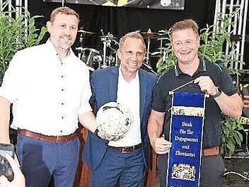 Thorsten Glauber (M.) überreicht ein Ehrenband und einen Fußball an Vorsitzenden Alexander Ruf (r.) und Zweiten Vorsitzenden Thomas Holzapfel.