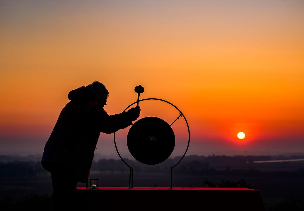 Gongschl&auml;ge zum Sonnenaufgang erinnern an die Schlacht von 1945