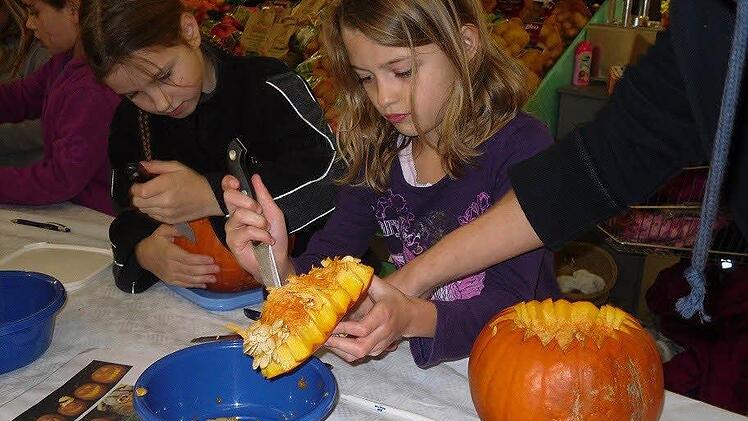 Kinder aus dem Höchstadter Paul-Gerhardt-Kindergarten waren zum Kürbisschnitzen eingeladen.