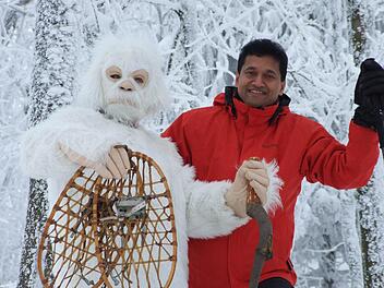 Pater Augustin Parambakathu hat den Rhön-Yeti in seinem Versteck am Kreuzberg aufgespürt. In einem Fichtendickicht zwischen Basaltblöcken hat er ihn gefunden. Am kommenden Sonntag, 16. Dezember laden beide um 14 Uhr zu einer Benefiz-Schneeschuhtour auf den Kreuzberg ein. Fotos: Eckert