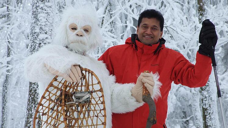 Pater Augustin Parambakathu hat den Rhön-Yeti in seinem Versteck am Kreuzberg aufgespürt. In einem Fichtendickicht zwischen Basaltblöcken hat er ihn gefunden. Am kommenden Sonntag, 16. Dezember laden beide um 14 Uhr zu einer Benefiz-Schneeschuhtour auf den Kreuzberg ein. Fotos: Eckert