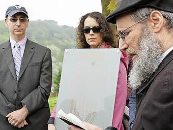 Rabbiner Jakov Ebert von der jüdischen Kultusgemeinde Würzburg spricht einen Segen. Foto: Arkadius Guzy
