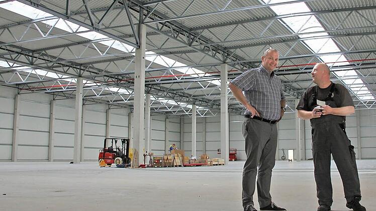 Auf 5000 Quadratmeter stehen bald die Hochregal-Lager im neuen Logistikzentrum, wo sich Ralf Ebner beim Besuch mit unserer Zeitung beim Spengler über den Fortgang der Arbeiten informierten. Die lange Regenperiode sorgte für eine dreimonatige Verzögerung, im September wird der Betrieb aber anlaufen. Foto:Ralf Kestel