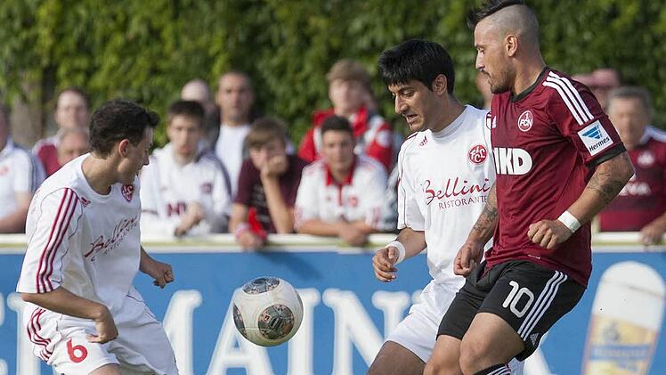 Der Clubberer Gim Gebhardt (rechts) hat hier gegen die beiden Lichtenfelser Pascal Scholz (links) und Erbil Demirel das Nachsehen. Foto: Uwe Gick