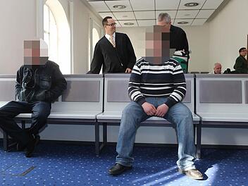 Zwei von drei Männern, die einen Pizzaboten überfallen haben sollen, saßen auf der Angklagebank. Ein dritter blieb unerkannt. Foto: Matthias Hoch