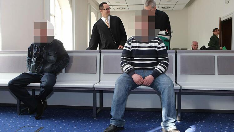 Zwei von drei Männern, die einen Pizzaboten überfallen haben sollen, saßen auf der Angklagebank. Ein dritter blieb unerkannt. Foto: Matthias Hoch