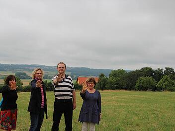 Bürger, die auf der Reuther Hut leben, wollen das Bauvorhaben auf dieser Wiese stoppen. Unter ihnen Babetin Weber, Gesa Franke, Ingolf Franke und Barbara Weber-Wildermann (von links). Fotos: Ekkehard Roepert