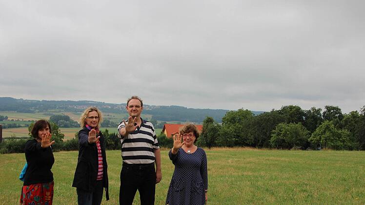 Bürger, die auf der Reuther Hut leben, wollen das Bauvorhaben auf dieser Wiese stoppen. Unter ihnen Babetin Weber, Gesa Franke, Ingolf Franke und Barbara Weber-Wildermann (von links). Fotos: Ekkehard Roepert