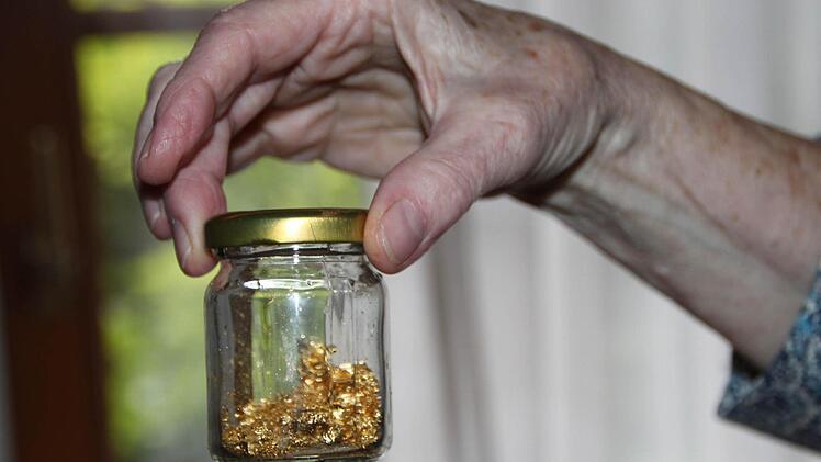 Wenn etwas übrig bleibt, bewahrt sie es für das nächste Bild in diesem Gläschen auf.